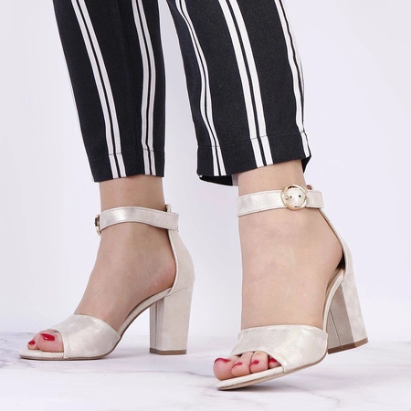 Złote sandały damskie z zakrytą piętą na obcasie Jezzi