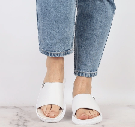 Białe komfortowe klapki damskie ze skóry naturalnej Helios