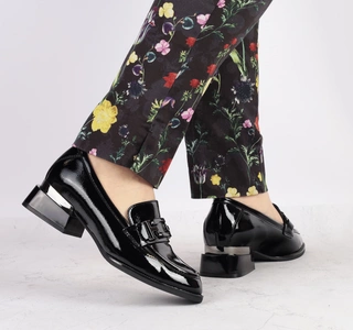 Eleganckie czarne półbuty damskie lakierowane mokasyny garniturowe VINCEZA