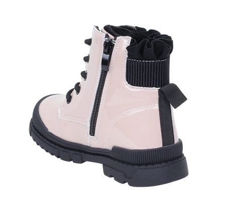 Beżowe lakierowane botki dziecięce dla dziewczynki na czarnej traperowej podeszwie Moss E