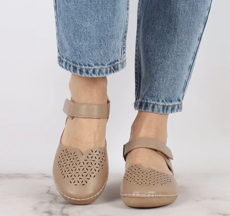 Brązowe komfortowe zabudowane sandały płaskie na rzep Jezzi