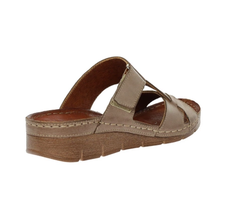 Brązowe klapki skórzane komfortowe na niskiej koturnie Gino Fabiani - Produkt Polski