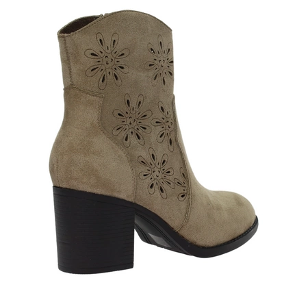 Zamszowe beżowe botki na obcasie z ażurową cholewką Jezzi