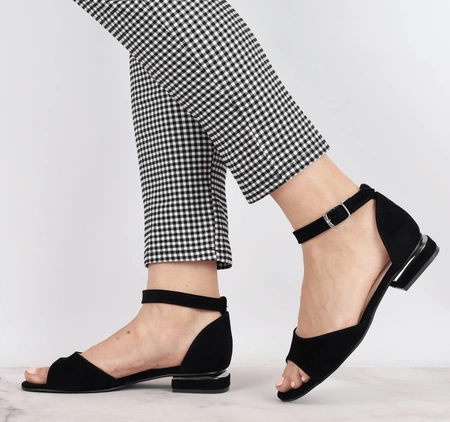 Czarne eleganckie sandały na niskim obcasie z zabudowaną piętą AZALI