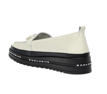 Modne skórzane mokasyny damskie z ażurową cholewką i pomponem Jezzi