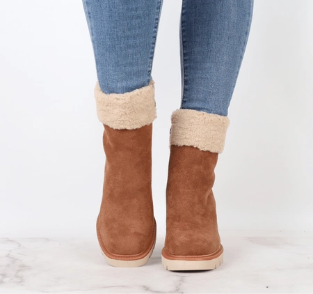 Czekoladowe botki zimowe z kożuszkiem wokół kostki na słupku i platformie Jezzi