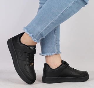 Czarne adidasy młodzieżowe na rzep ze skórzaną wkładką American Club