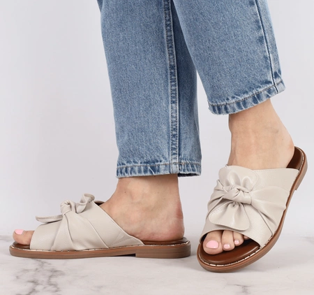 Beżowe eleganckie klapki damskie płaskie z kokardą Jezzi