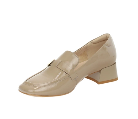 Beżowe lakierowane półbuty damskie skórzane na płaskim obcasie Gino Fabiani