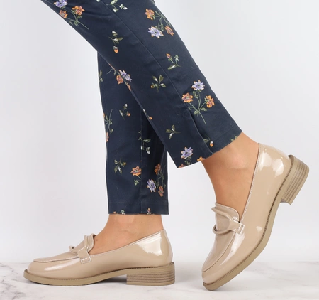 Lakierowane beżowe półbuty damskie z miękkiej skóry ekologicznej Jezzi