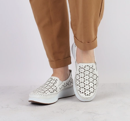 Skórzane białe półbuty damskie komfortowe mokasyny wsuwane MODO