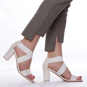 Złote sandały damskie na obcasie wsuwane z zakrytą piętą Azali - Produkt Polski