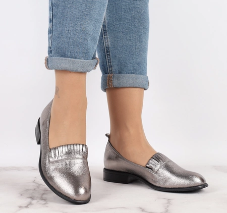 Srebrne półbuty damskie wsuwane płaskie Jezzi ASA142-28