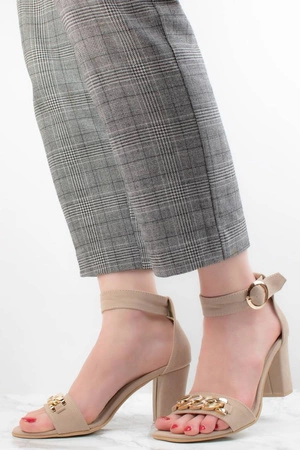 Beżowe sandały damskie zamszowe na słupku Azali - Produkt Polski