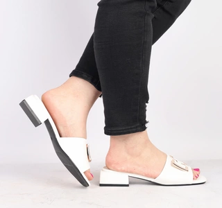 Białe eleganckie klapki damskie na niskim obcasie VINCEZA