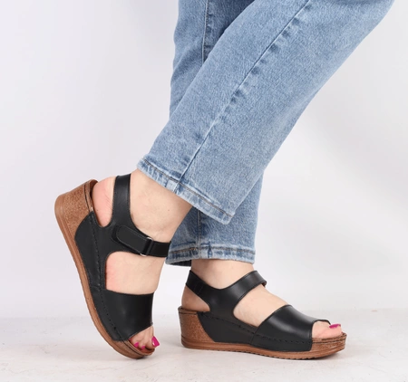 Czarne sandały damskie skórzane na niskiej koturnie szyte w Polsce Gino Fabiani