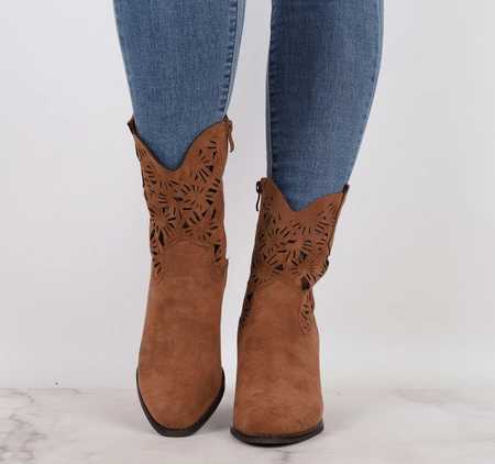 Brązowe czekoladowe zamszowe botki wycinane na obcasie ocieplane Daszyński