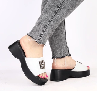 Białe skórzane klapki damskie eleganckie na grubej podeszwie Vinceza