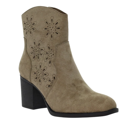 Zamszowe beżowe botki na obcasie z ażurową cholewką Jezzi