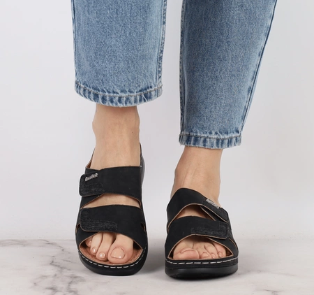 Czarne eleganckie i komfortowe klapki damskie regulowane Jezzi