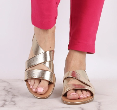 Złote płaskie sandały damskie z gumkami na krzyż i zabudowaną piętą Jezzi