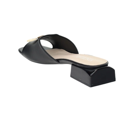 Czarne eleganckie klapki damskie z klamrą na niskim obcasie VINCEZA