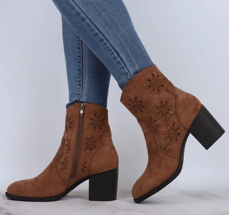 Brązowe czekoladowe zamszowe botki na obcasie z ażurową cholewką Jezzi