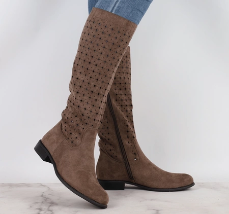 Zamszowe ażurowe kozaki brązowe czekoladowe na płaskim obcasie Jezzi