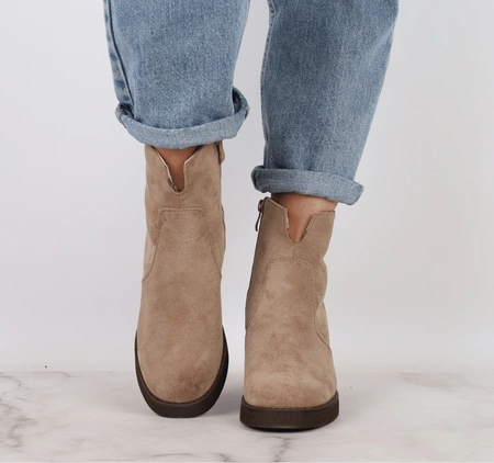 Zamszowe botki beżowe na zimę na wygodnym obcasie Daszyński