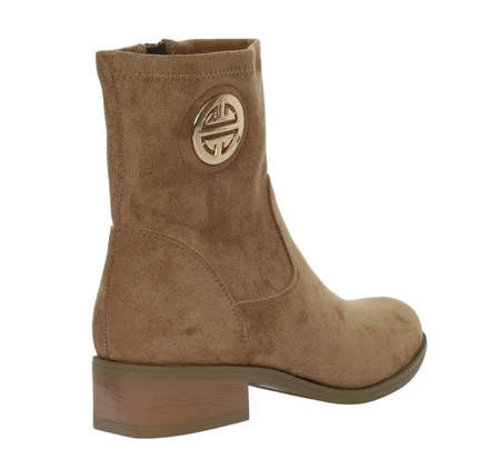 Jasnobrązowe botki zamszowe płaskie komfortowe i eleganckie Jezzi