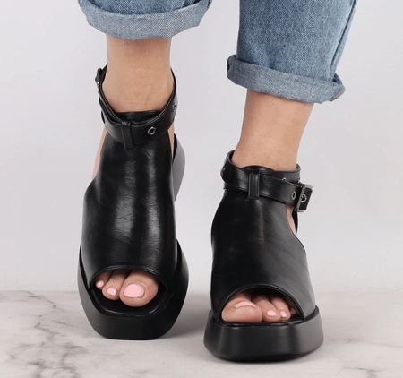 Czarne rokowe sandały damskie na koturnie i platformie Jezzi