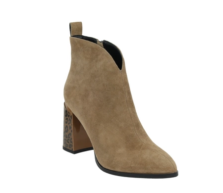 Beżowe zamszowe botki skórzane na wysokim obcasie w panterkę Gino Fabiani