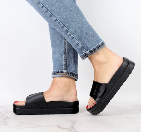 Czarne damskie klapki na platformie na jednym regulowanym pasku NEWS