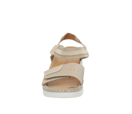 Jasnobrązowe sandały damskie skórzane na niskiej koturnie Gino fabiani