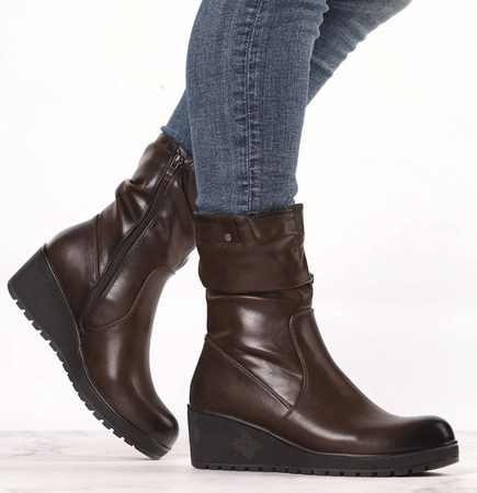 Brązowe czekoladowe botki zimowe komfortowe na koturnie Jezzi