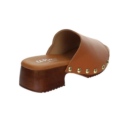 Skórzane klapki damskie z ćwiekami na drewnianej podeszwie Hiszpańskie El Pimpi