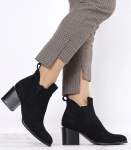 Czarne botki zamszowe na obcasie wycięte na kostce Lori