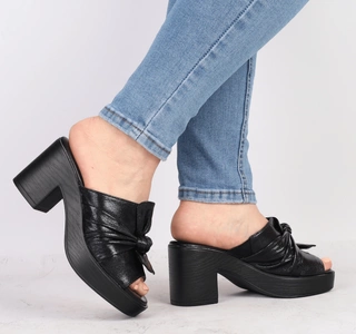 Czarne klapki damskie na obcasie i platformie Jezzi