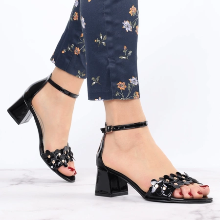Czarne lakierowane sandały na niskim obcasie z kwiatkami Daisy od Azali