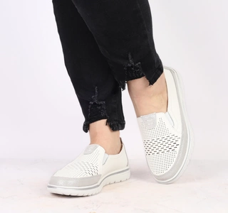 Skórzane białe damskie tenisówki eleganckie szyte wsuwane półbuty Jezzi