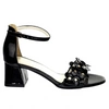 Czarne lakierowane sandały na niskim obcasie z kwiatkami Daisy od Azali