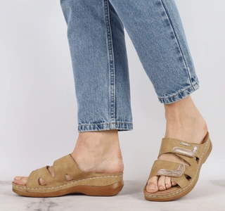 Profilowane klapki damskie na rzepy i grubej podeszwie  Jezzi