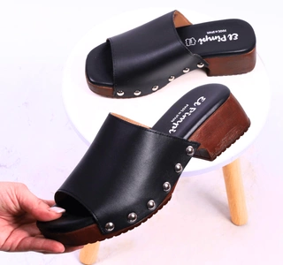 Czarne klapki skórzane z ćwiekami drewniaki rokowe Hiszpańskie El Pimpi