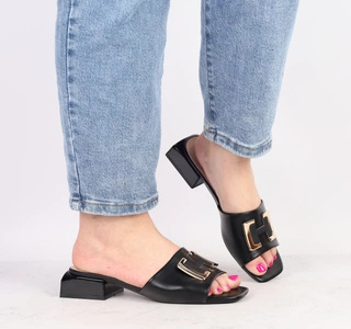 Czarne eleganckie klapki damskie z klamrą na niskim obcasie VINCEZA