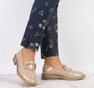 Lakierowane beżowe półbuty damskie z miękkiej skóry ekologicznej Jezzi