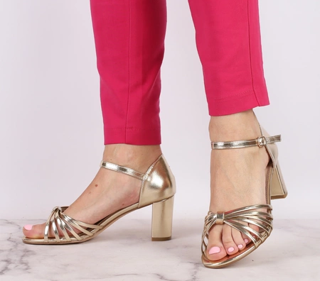 Złote sandały na obcasie z cienkimi paseczkami z zakrytą piętą Jezzi