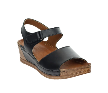 Czarne sandały damskie skórzane na niskiej koturnie szyte w Polsce Gino Fabiani