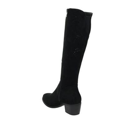 Czarne zamszowe kozaki ażurowe na niskim obcasie Jezzi