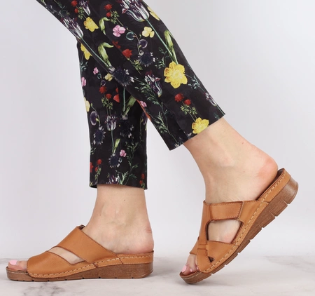 Skórzane komfortowe klapki damskie regulowane na rzep Gino Fabiani