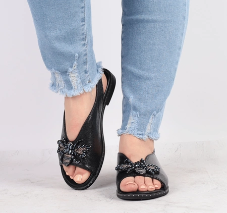 Czarne eleganckie sandały damskie płaskie z biżuterią Jezzi